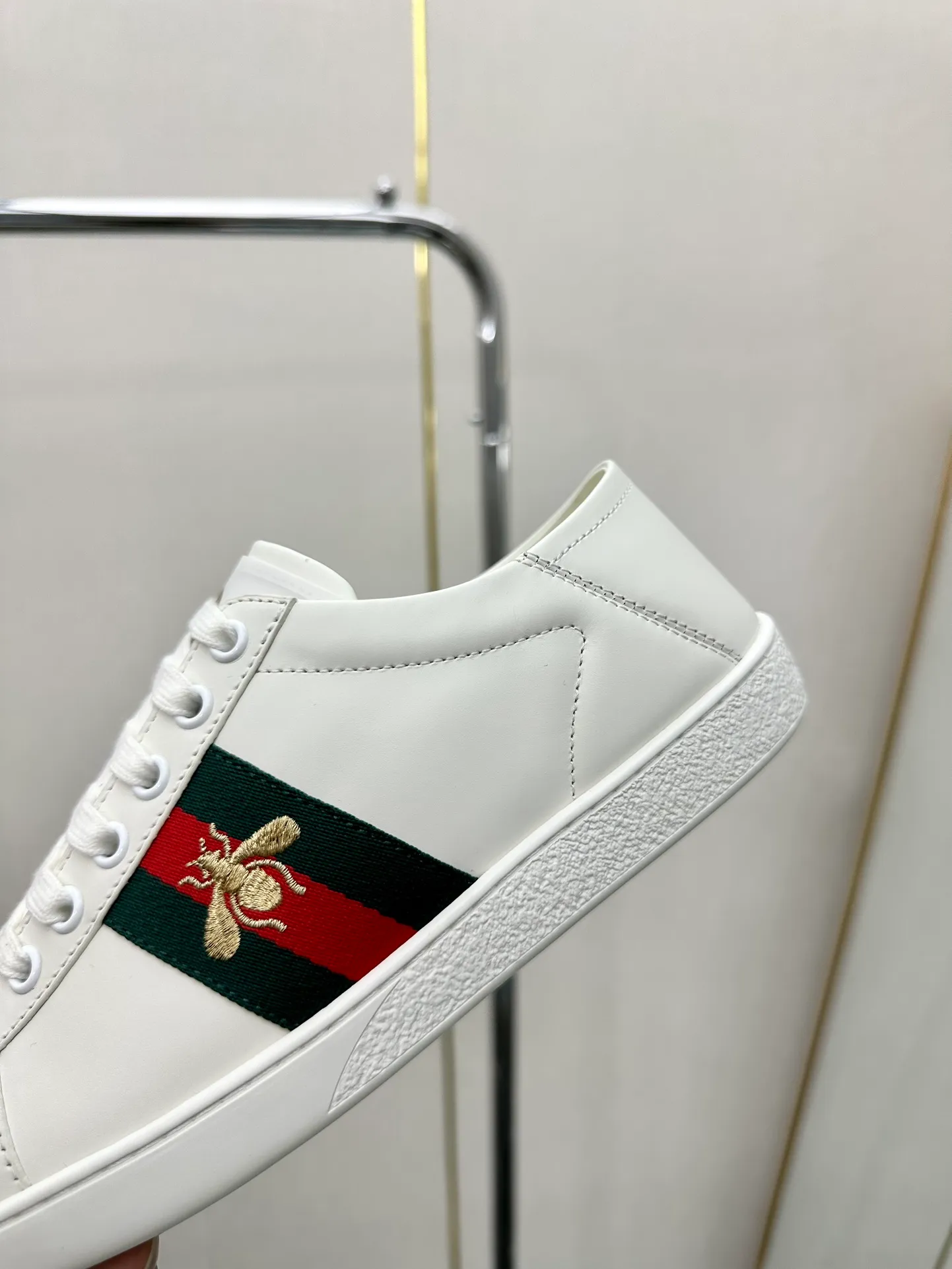 👟👟Ex-factory price 540👟👟 Men's size +10 Top version: Gucci G family classic Ace series Embroidery Little Bee White Shoes Couple Style Ribbon Love Casual Sports Shoes Sneakers Original Purchase Development Production This brand's classic low-top sports shoes interweave golden embroidered bees with red and green webbing. The bee is a classic element of the brand. It appeared in the Gucci ready-to-wear series in the 1970s. Exquisite packaging at the delivery counter🛍📦 ▪️Fabrics: Original custom imported first-layer cowhide ▪️Foots: Original custom cowhide lining ▪️Sole: Original open-molded rubber non-slip material ▪️Sole thickness: 2.5CM ▪️Size: Women's 34-41 (customized 34/41) ▪️Size: Men's 38-46 (38/46 customized)